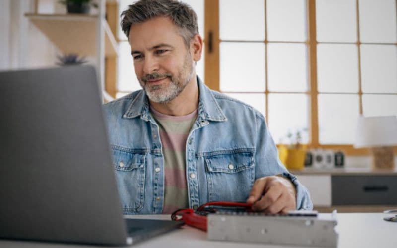 Online resume workshop for laid-off workers using resume builder tools