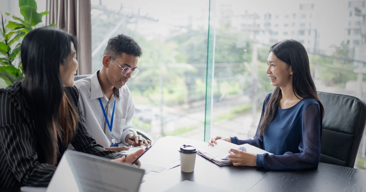 first-interview-what-to-bring-for-the-interview-job-applicant-speaking-talk-with-office-manager